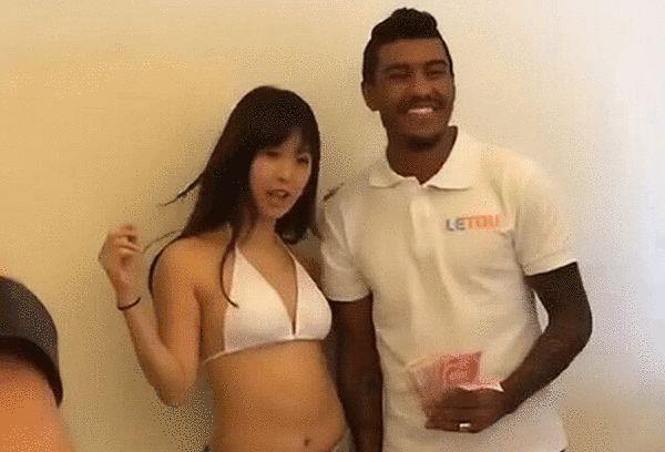 别墅的院子里，王刚、秦正刚、洪五爷、魏亮以及王冬雪早就等在这里，叶辰这边刚下车，他们便立刻都围了上来。